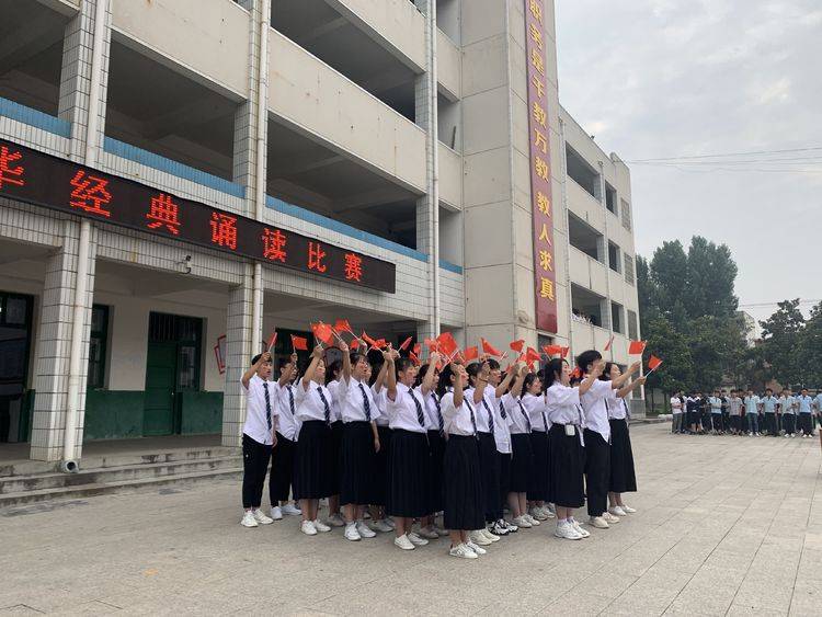 邓州市五高中中华经典诵读比赛诵读声声传经典文韵悠悠动校园