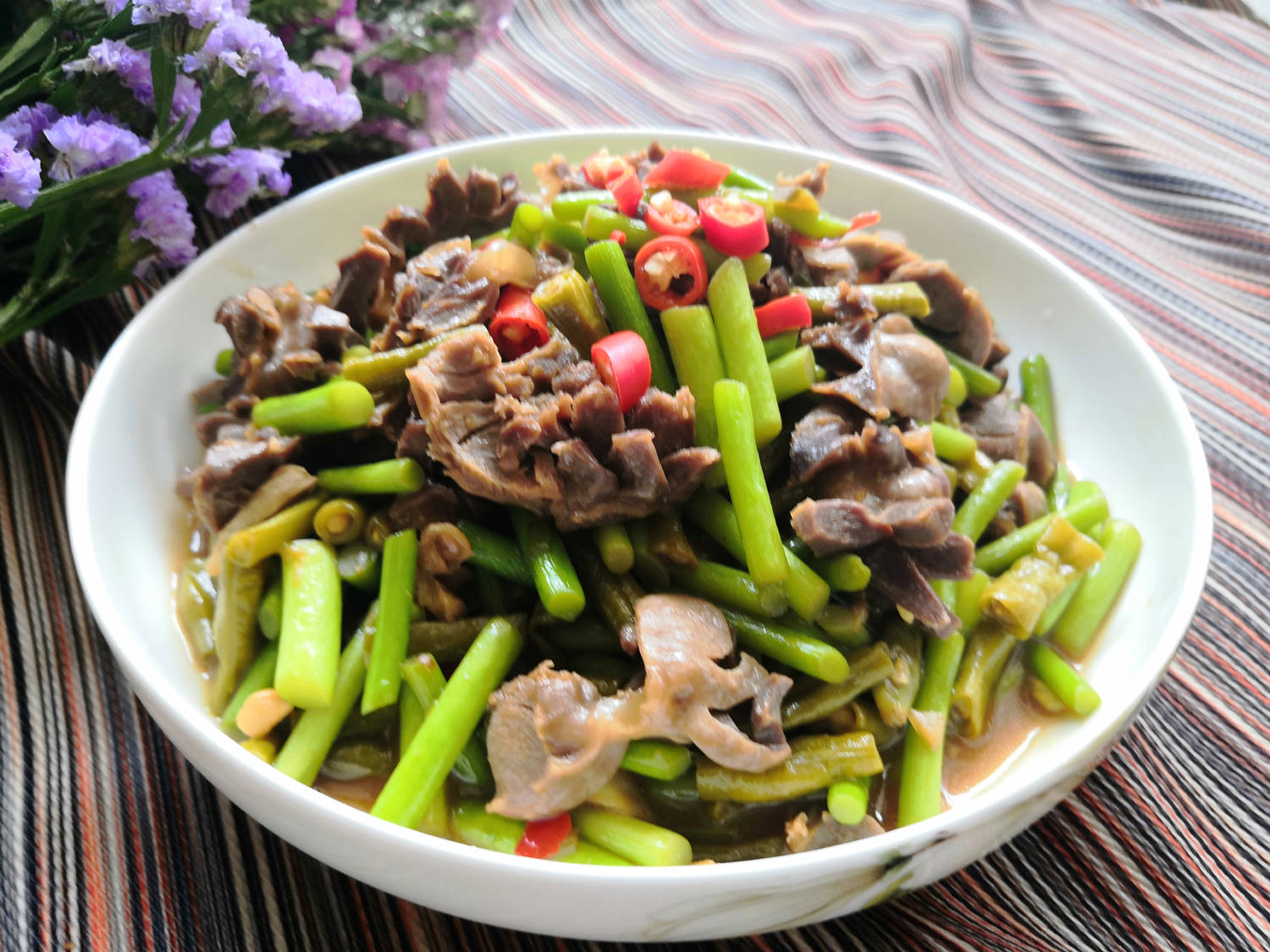 配些蒜苔一起炒,可以增加菜式的口感和香味,也可以很好的去腥,这样炒