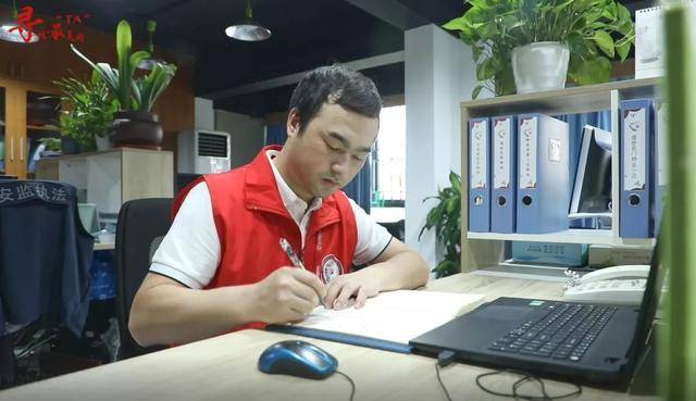 最"美"社工田超 | "疫"路有你践初心 双工联动担使命