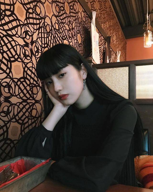 原创她是最像真人版"富江"的一位,平刘海,黑长发的厌世恶魔系日模