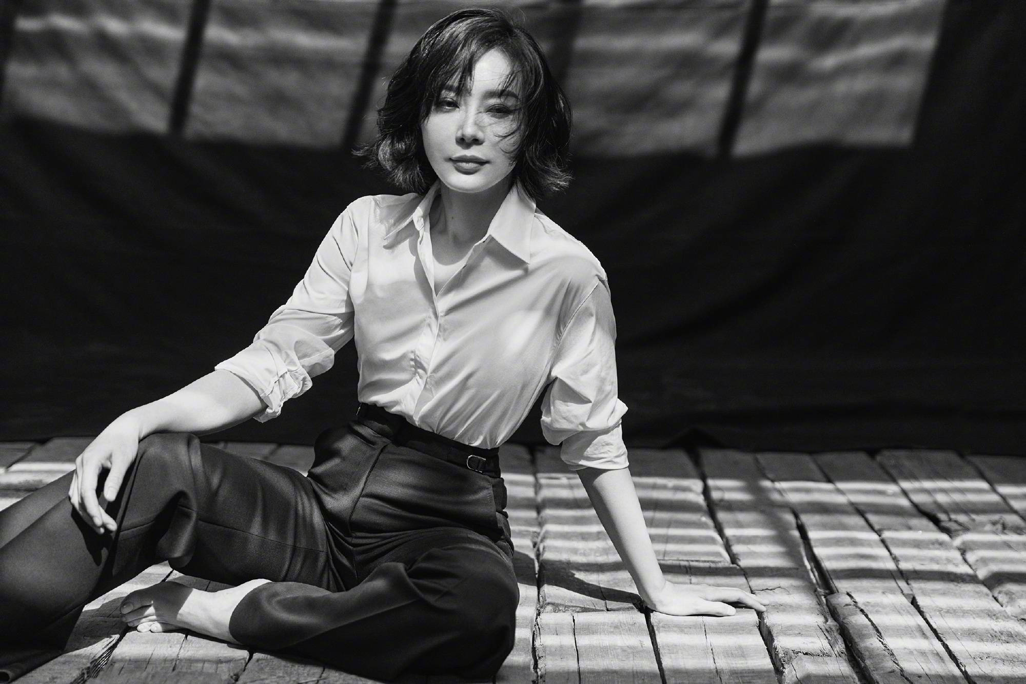 原创陈数的穿搭够时髦够潮流,身穿白色衬衫搭配黑色皮裤,气质开挂