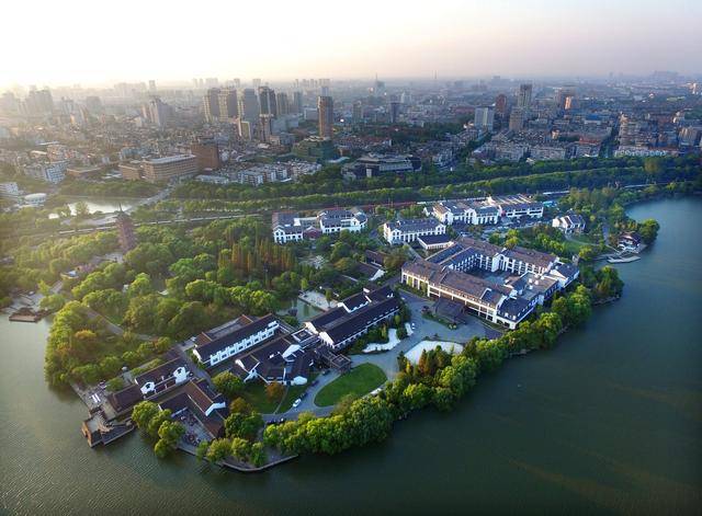 煙雨樓位於南湖湖心島上,正樓,樓兩層,高約20米,建築面積640餘平方米.