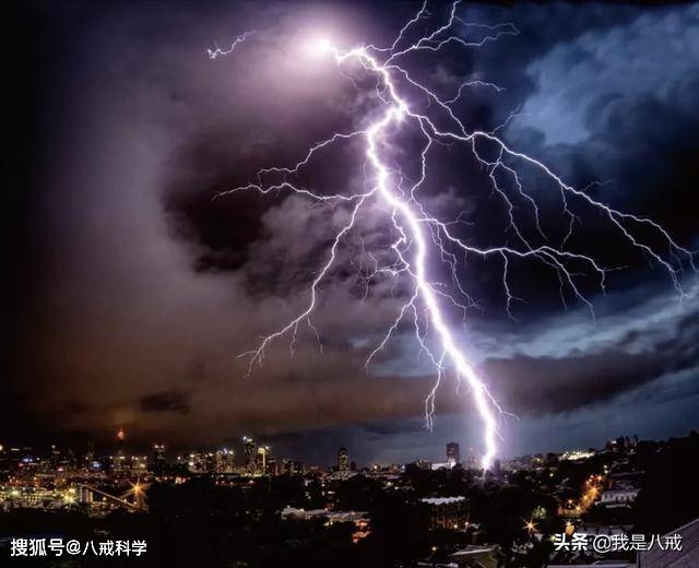 云是怎样产生雷电的?云为什么会带电?