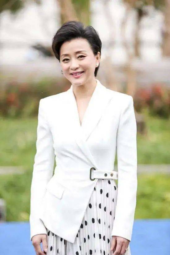 杨澜也有着非常具有女人味的一面,她身着一件质感看上去特别丝滑柔顺