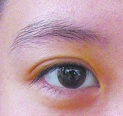 甚至具有逆反心理,总是和丈夫唱反调;如果眉毛上长有漩涡,则代表这种