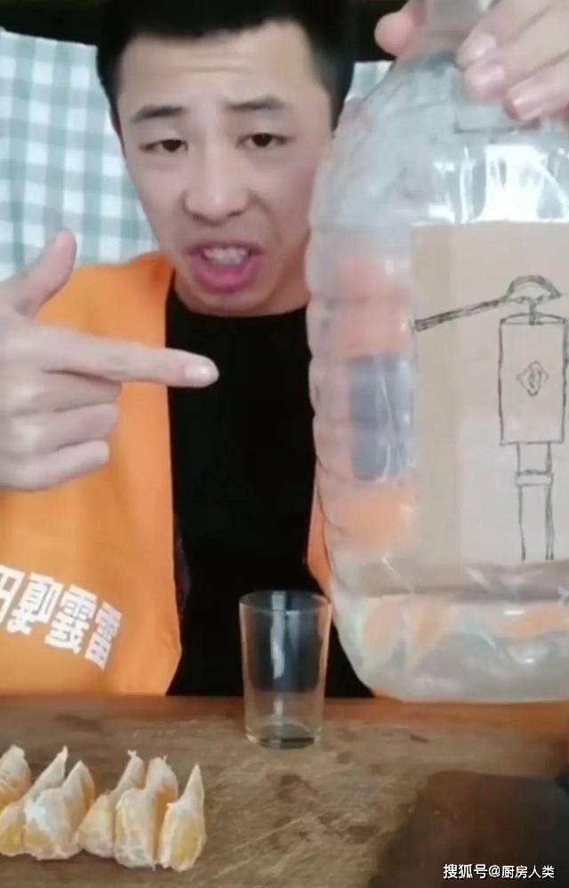 到底是谁创造了「雷霆嘎巴」和「小鸟伏特加」?