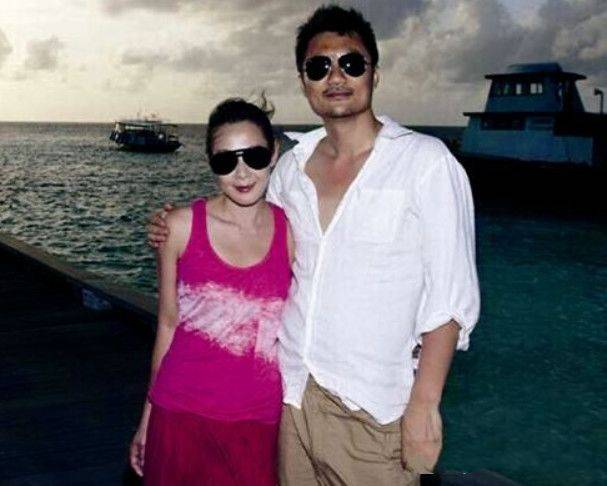 原创她是大红歌手闪婚嫁富豪,40多年高龄生下孩子,与丈夫分房睡8年