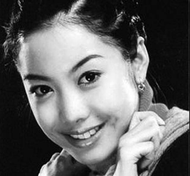 2008年,谭静与3名男子进房间,33分钟后"一丝不剩"的悬挂在窗外