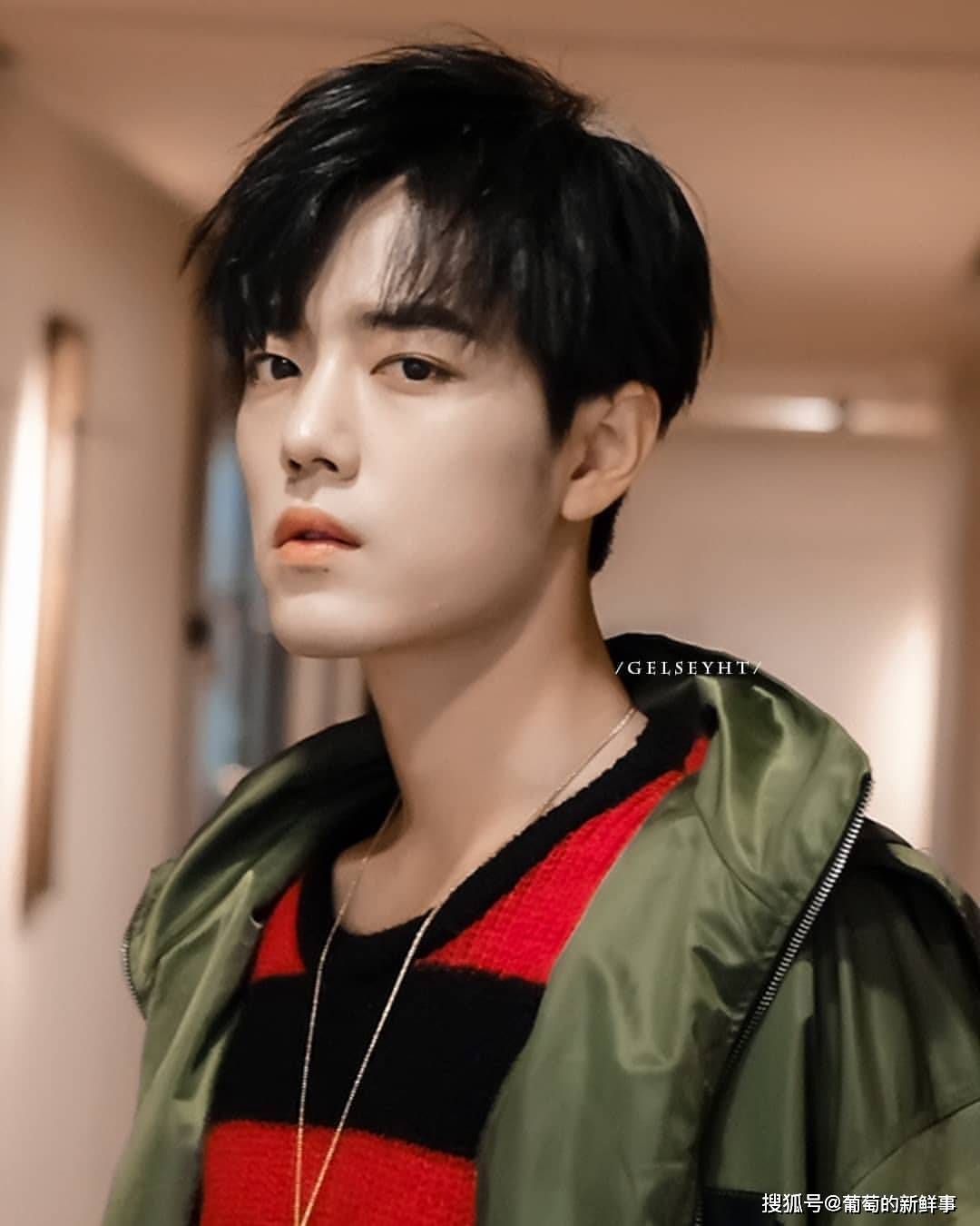 原创肖战被金扫帚选中,背后遭黑粉恶意p图,是鞭策也是动力