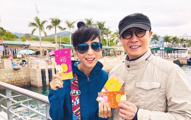 米雪与刘松仁近照释出,身穿蓝色运动服加墨镜,网友:真快65?