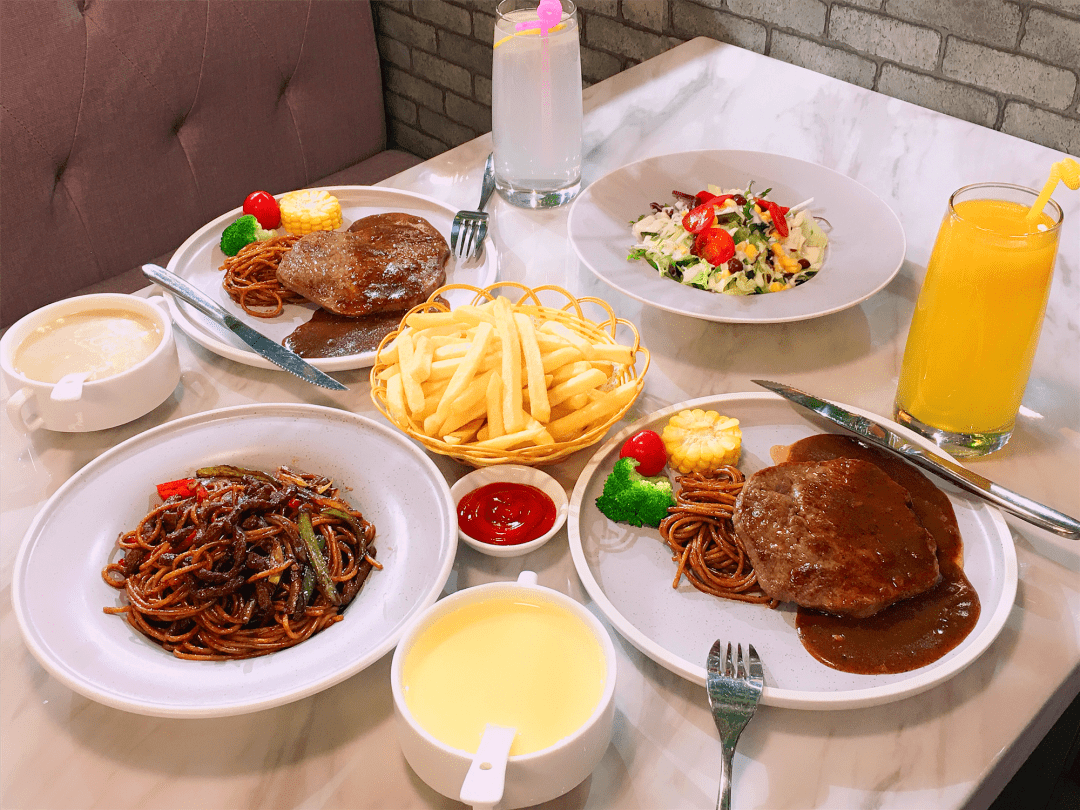 奈何西餐的情境,气氛,缺一不可 每当听到牛排与铁盘发出"滋滋滋"的