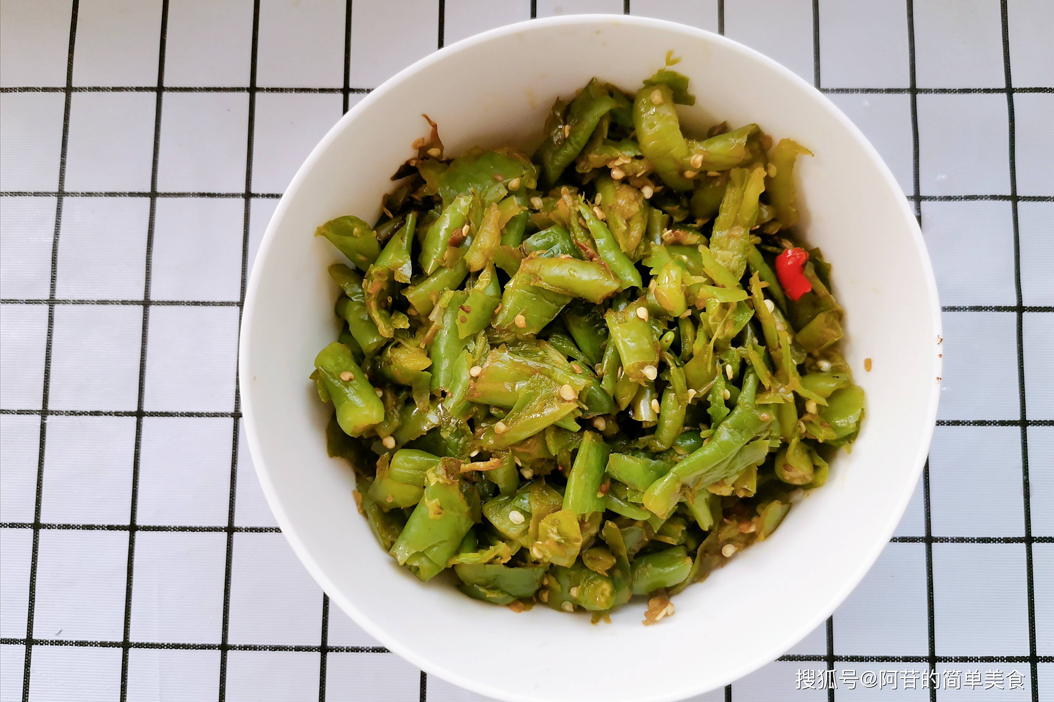 超简单的擂辣椒拌皮蛋,吃过后齿颊留香,越吃越想吃