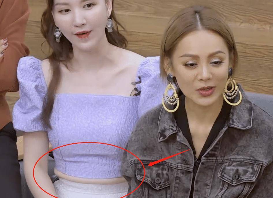 原创姐姐们一起聚会,当宁静坐张萌身边唱歌时,我却在关注张萌的肚子