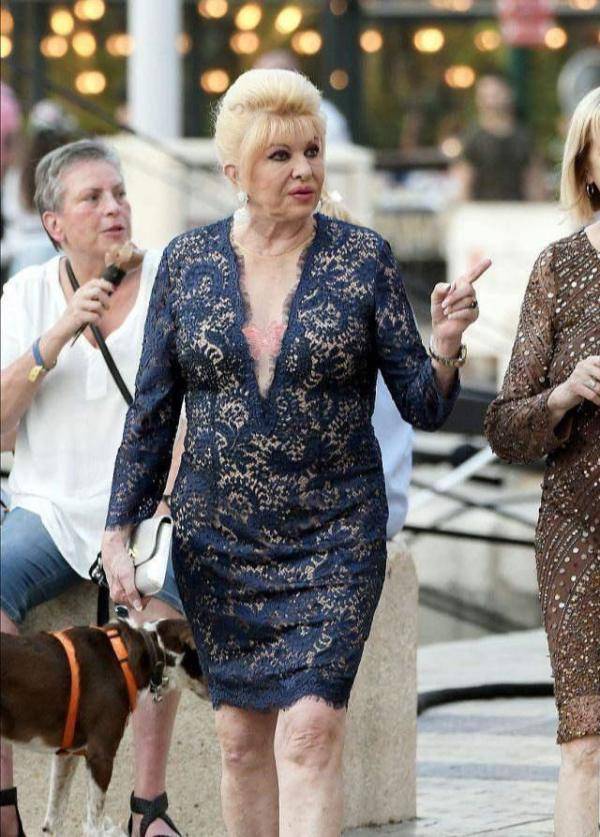 特朗普原配真放得开,穿深v蕾丝连衣裙配尖头高跟鞋,哪像71岁_伊凡娜