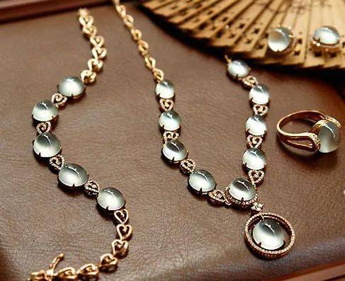 玻璃种翡翠玉最大的特点是透明度最高,几乎到了全透明! 玻璃种翡翠玉最大的特点是透明度最高,几乎到了全透明!