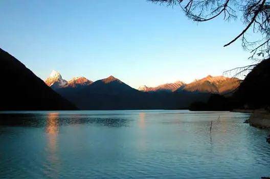 湖面积虽然不大,但在藏传佛教转世制度中,它有着特殊地位,因而备受