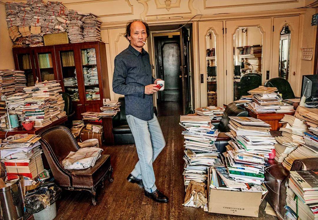 金宇澄在《上海文学》杂志社办公室 .摄影/陈漫