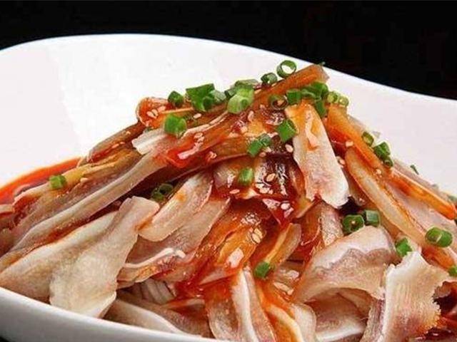 原创家常菜推荐粉蒸长江鮰鱼红油猪耳朵西兰花拌木耳的做法