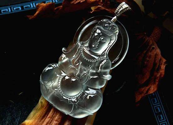 玻璃种翡翠玉最大的特点是透明度最高,几乎到了全透明! 玻璃种翡翠玉最大的特点是透明度最高,几乎到了全透明!