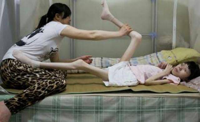 原创小孩因病被父母遗弃饿成皮包骨被网红收养后现在怎样了