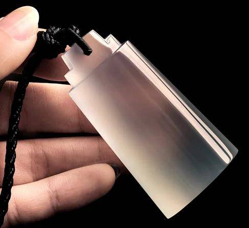 玻璃种翡翠玉最大的特点是透明度最高,几乎到了全透明! 玻璃种翡翠玉最大的特点是透明度最高,几乎到了全透明!