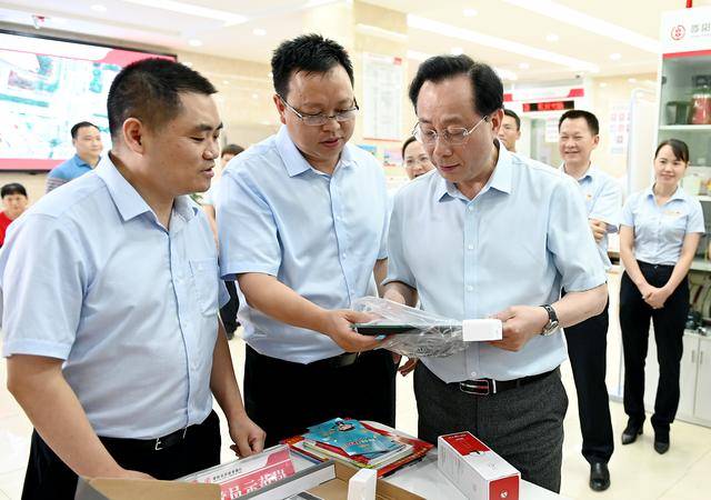 湖南省农信联社办公室主任王文芳,信贷管理部总经理罗继红,风险管理部