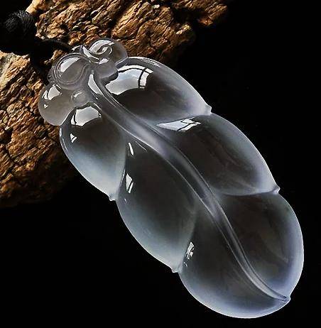 玻璃种翡翠玉最大的特点是透明度最高,几乎到了全透明! 玻璃种翡翠玉最大的特点是透明度最高,几乎到了全透明!