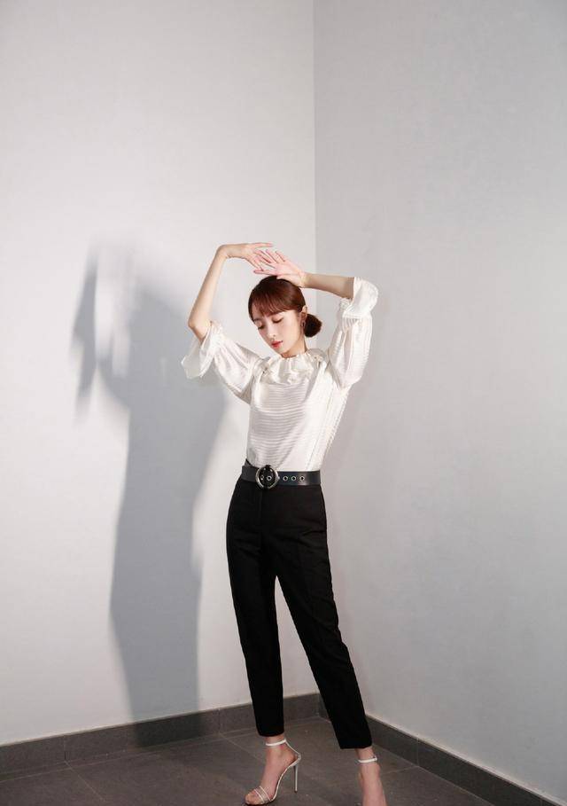 红色皮衣配牛仔裤短靴:帅气,亮眼胡冰卿外出游玩,穿在更为休闲自在