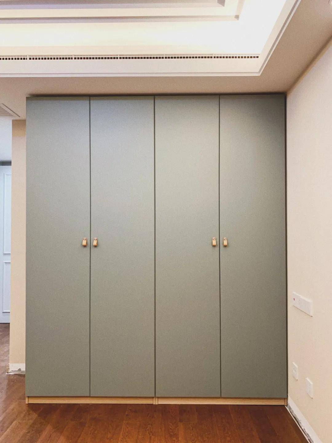 平开门的衣柜整体设计简洁大方,开门的时候可以全部柜门同时开启,是一
