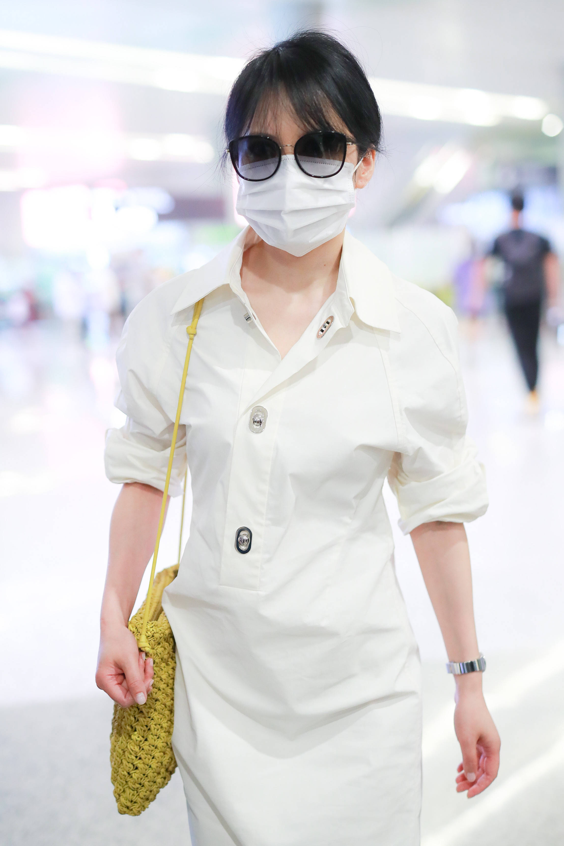 惊鸿仙子!俞飞鸿穿白裙超优雅 插兜快走气质高贵