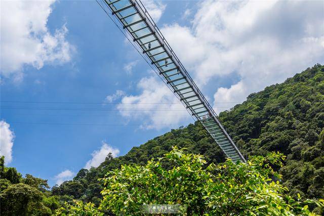 玻璃棧道,6大玻璃項目在同一水平面,圍繞著古龍峽大瀑布,通天懸崖遊覽