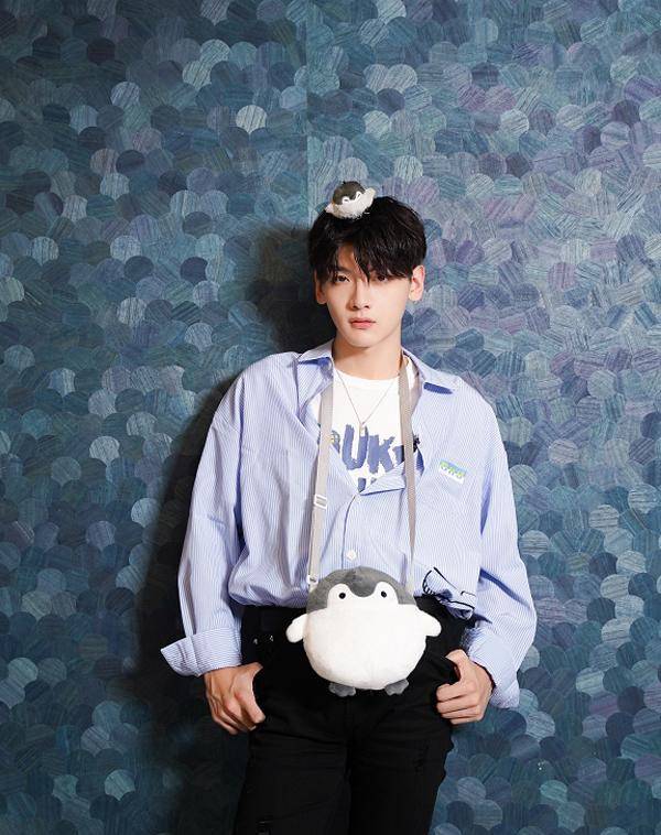 翟潇闻复古风穿搭像王子!看到手里的菜刀后,终究是想多了