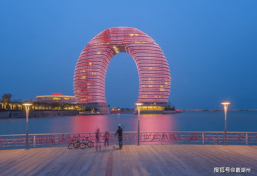 媲美迪拜帆船酒店的地標,浪漫而優雅的湖州月亮灣