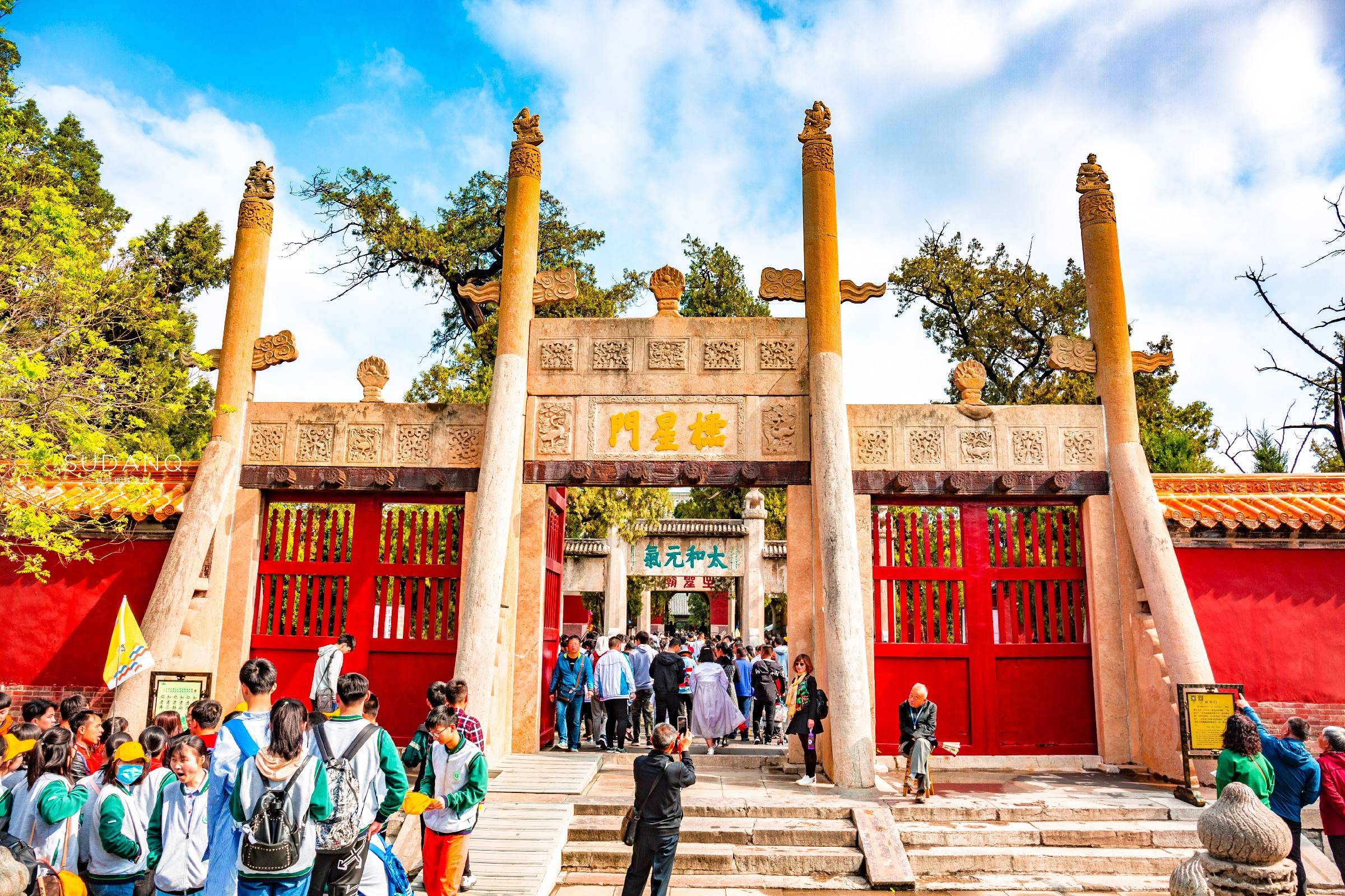 它是中国三大古建筑群之一,四大文庙之一,已有2400多年历史