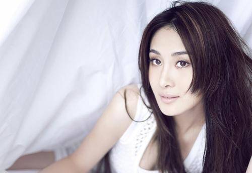 文中,王澜霏首先向大家表示歉意,称自己离开演艺圈已经很久了,这次