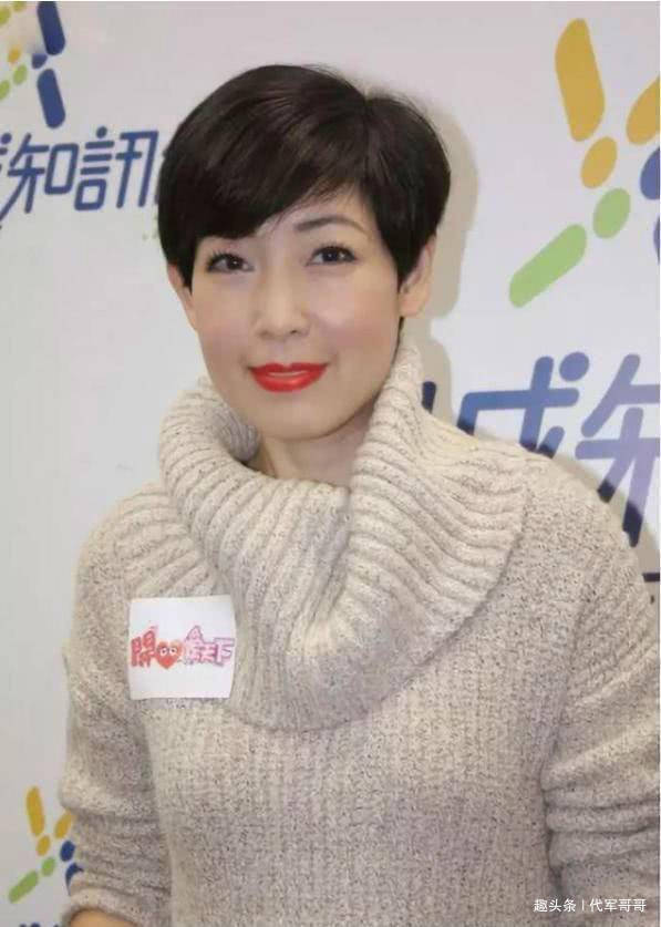 她是赌王原配的侄女,曾拒绝周星驰追求,如今54岁很美却还单身