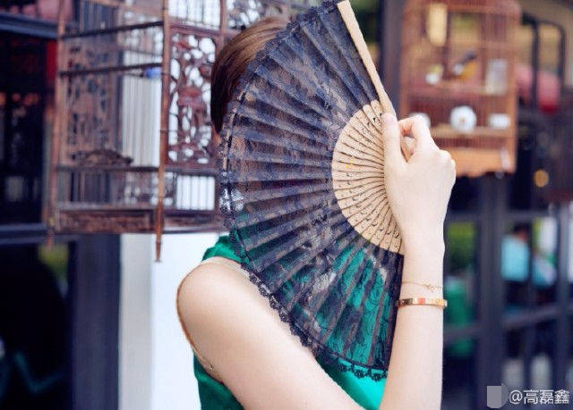 薛之谦前妻高磊鑫用扇子遮面,手臂光滑匀称.
