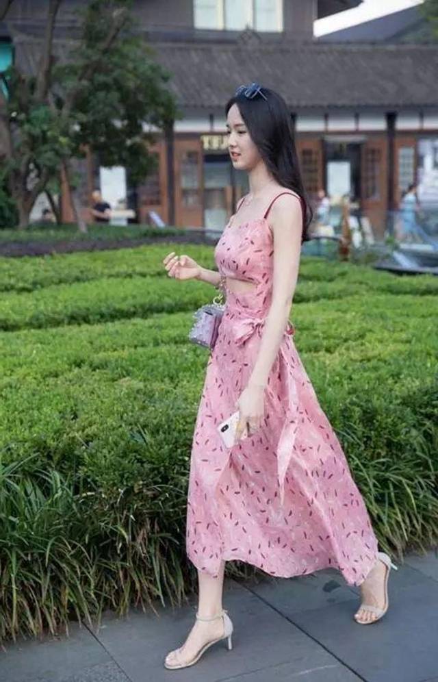 路人街拍美女身材苗条气质清纯给人耳目一新的感觉