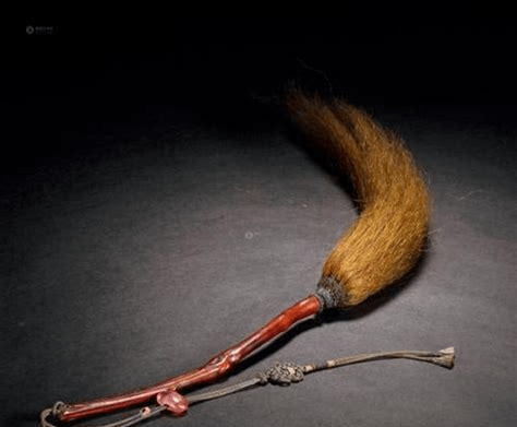 拂尘即是其中的一种形式,常有道家高手将银针,短剑等暗器藏在拂尘之中