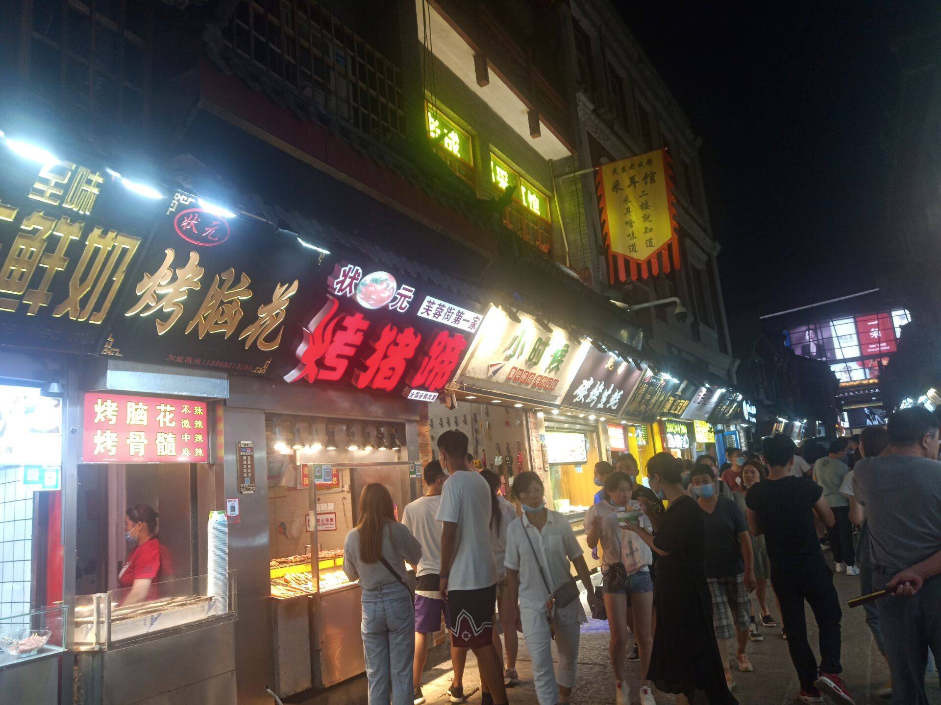 打卡济南的芙蓉街,这里是美食的天下,有南北各种小吃