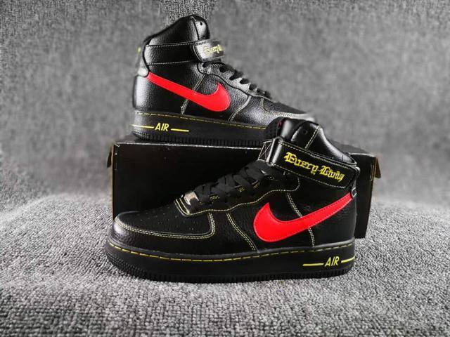 秀之后,vlone离bari说的街区奋斗人士服装品牌这一定位已经越走越远了