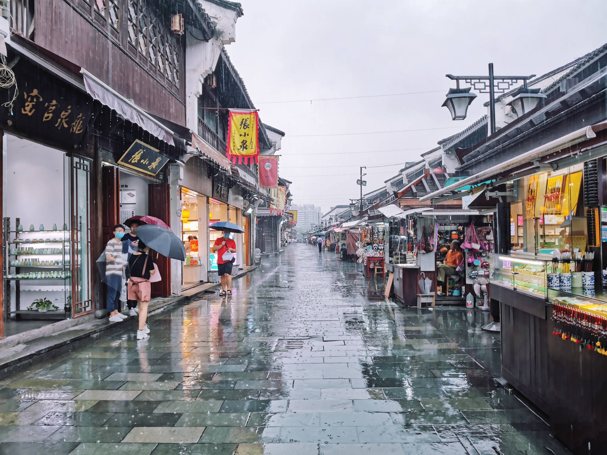 若选最能代表杭州的景点,西湖定是无疑,若选最能代表杭州的一条街道