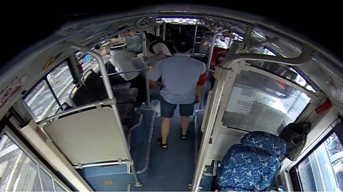 原创江苏一老汉公交车上猥亵女高中生,被女生摁在座位上控制住