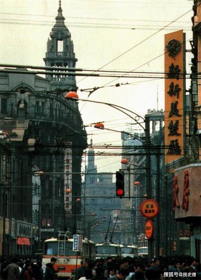 1/ 12 1980年代,老城厢,福佑路,河南路口东望.