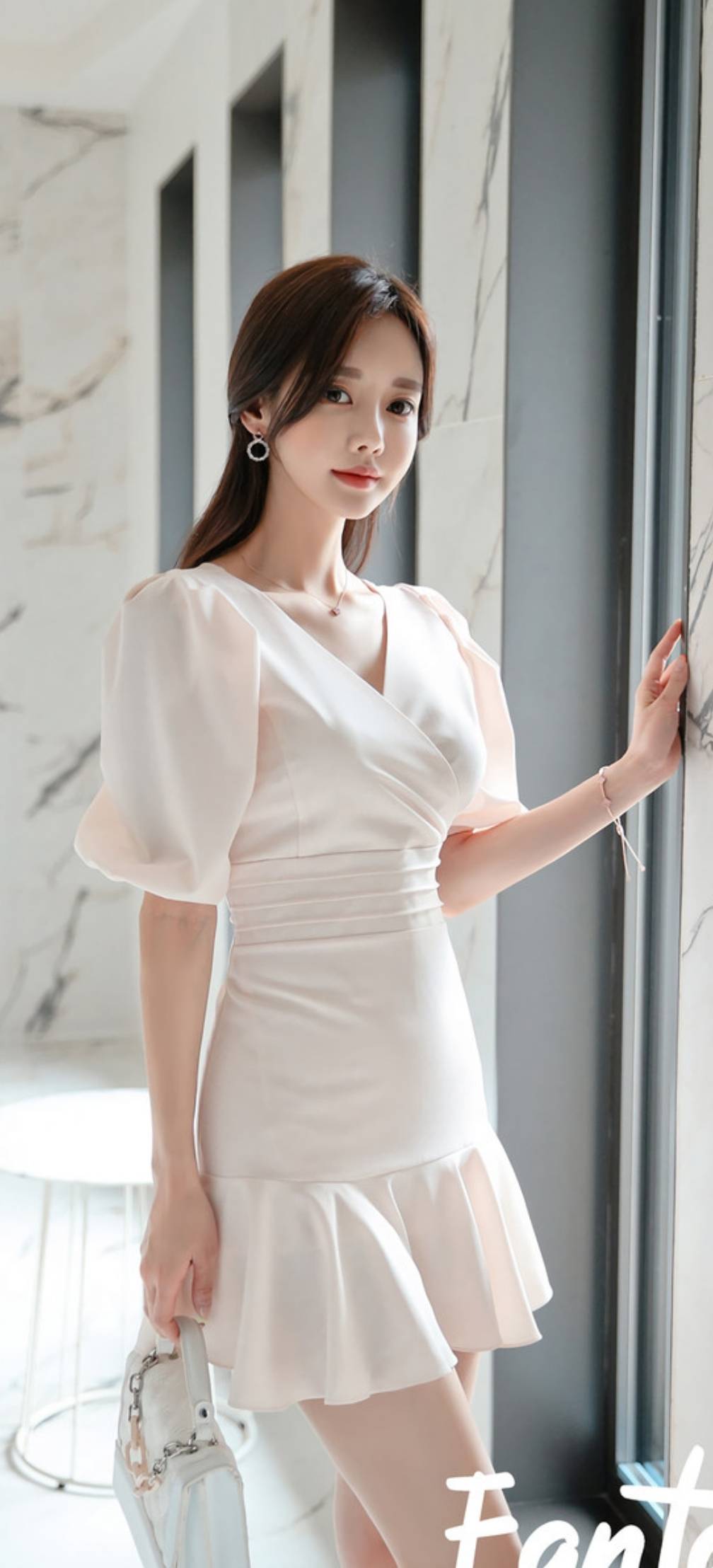 千秋无绝色悦目是佳人倾国倾城貌惊为天下人