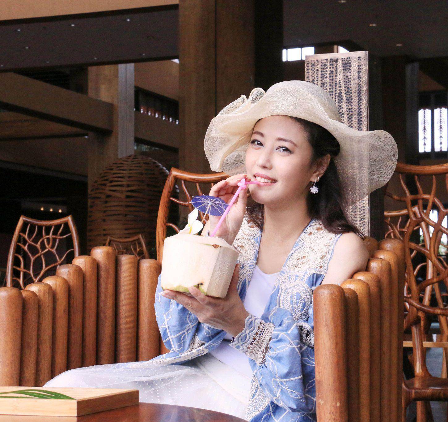 53岁周海媚近照穿印花长裙高贵典雅肤白貌美逆生长