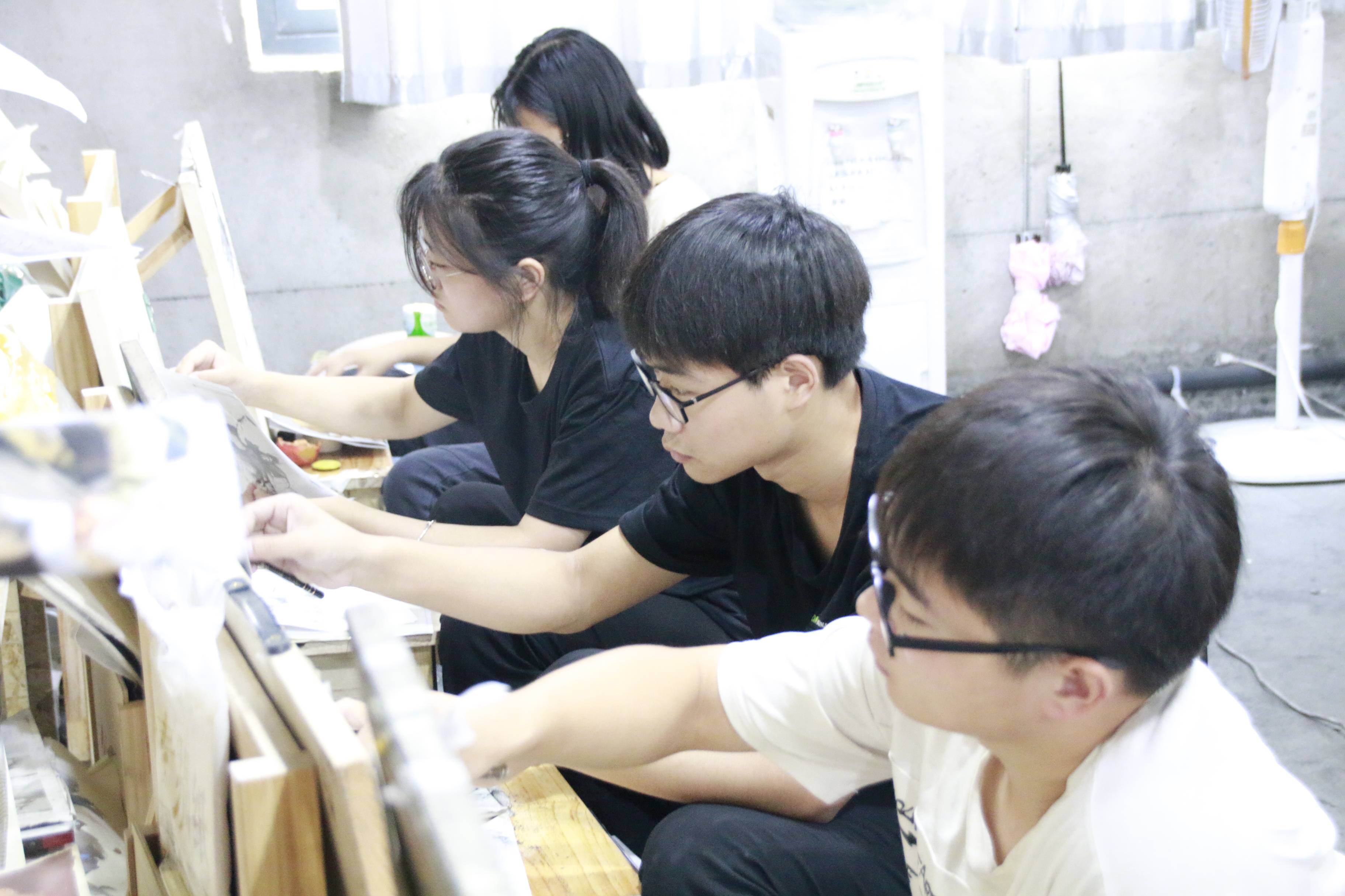 作为美术艺术生,该不该出来参加校外美术集训?_画室