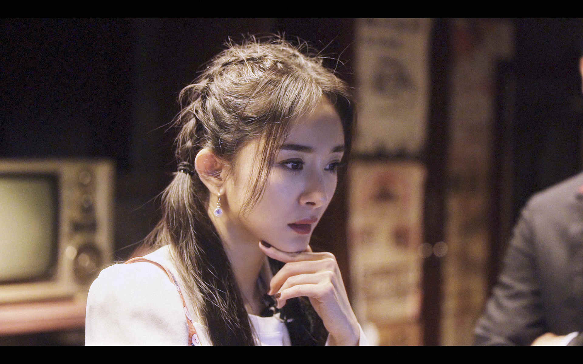 《密室大逃脱2》杨幂变身房产中介 白色西装蜈蚣双马尾超俏皮