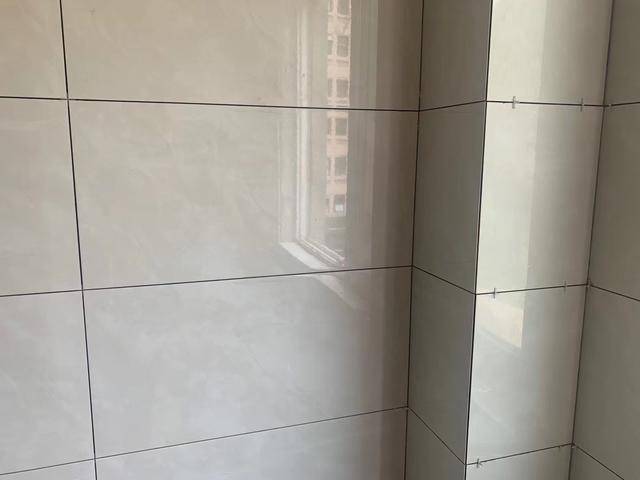 卫生间地漏要装在地势最低的地方,瓷砖最好开八字.