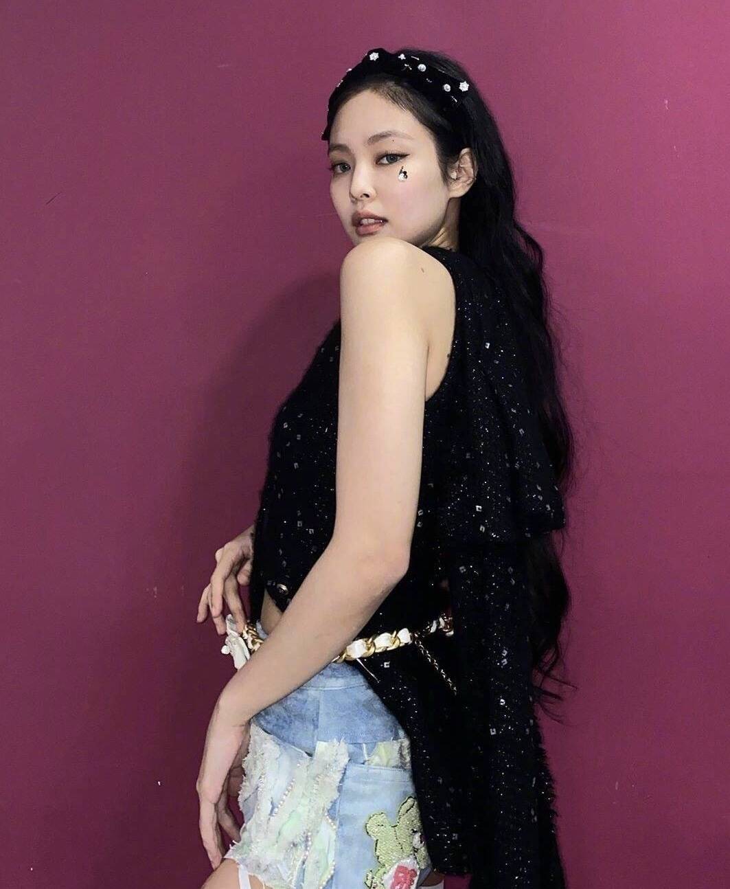 就比如说jennie金智妮,一位九零后都非常熟悉的韩国女歌手,她就是一个